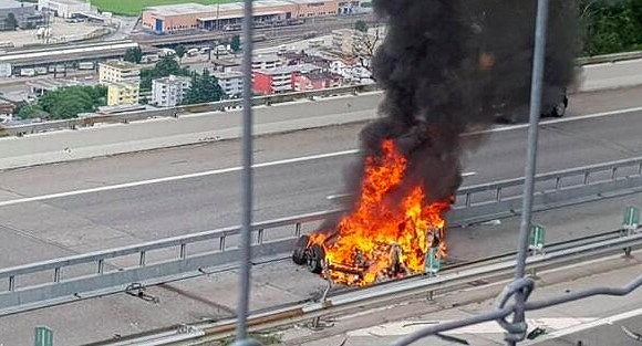特斯拉在瑞士撞上隔离带翻车起火 驾驶员当场身亡
