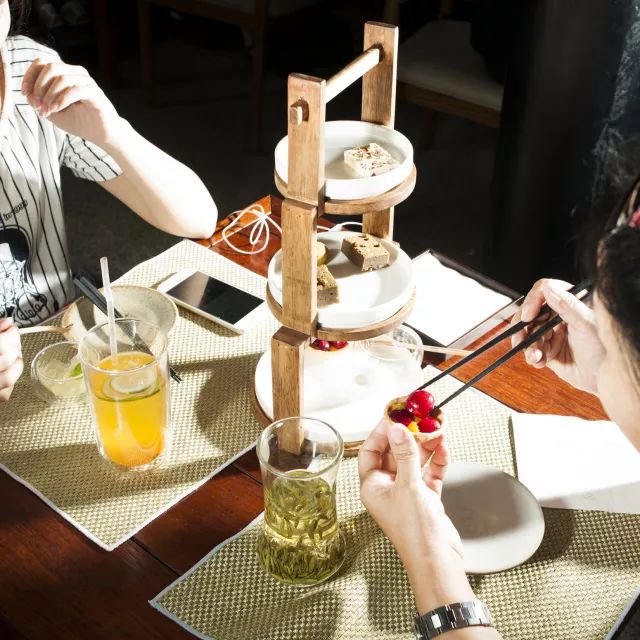 兔头猪脑小龙虾,外国人竟然也有成都胃