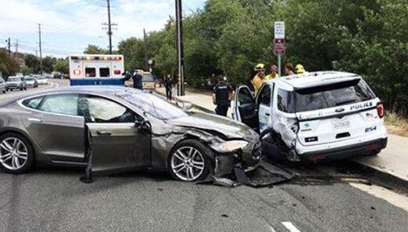 特斯拉又出事 这次撞的是警车